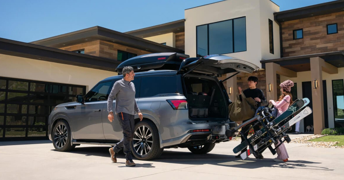A family loading their stuff inside a 2026 INFINITI QX80