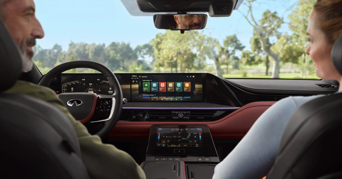 A couple inside the 2026 INFINITI QX80