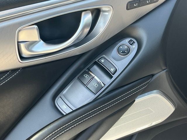 2019 INFINITI Q60 LUXE